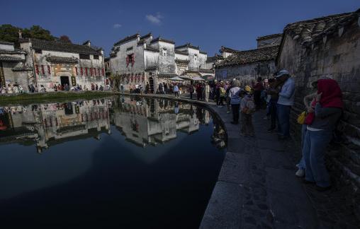Hongcun tourists