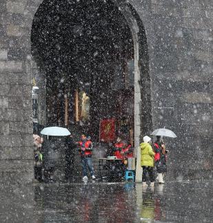 Snowflakes Dancing in the World 43