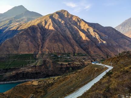Mountains and waters intertwine 28