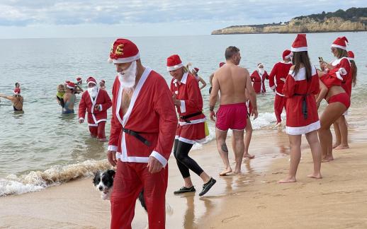 Santa Clauses are swimming 5