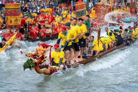 WaterSplashing Dragon Boat