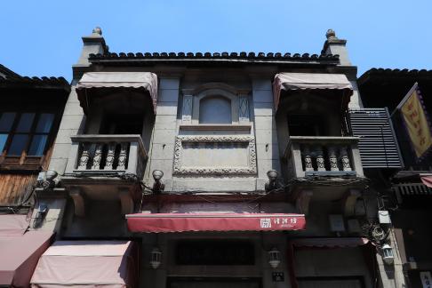 The eaves corner asks the sky 3