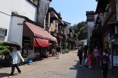 How deep is the alley 1