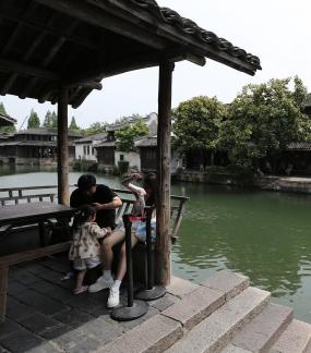 A river embracing the city 17