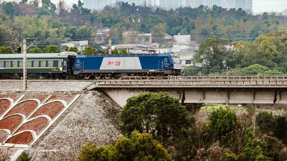 green skinned train 10