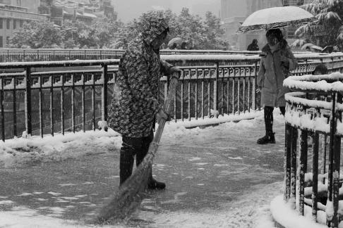 Snowflakes Dancing in the World 75