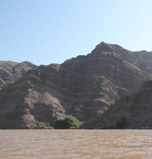 Turbid water and dangerous rocks 14