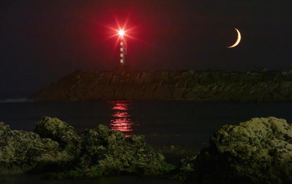 Moonset at nightfall